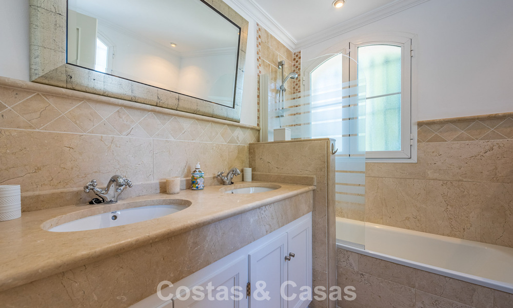 Superbe villa de luxe à vendre, à l'architecture andalouse intemporelle, avec vue sur la mer à Benahavis - Marbella 786068