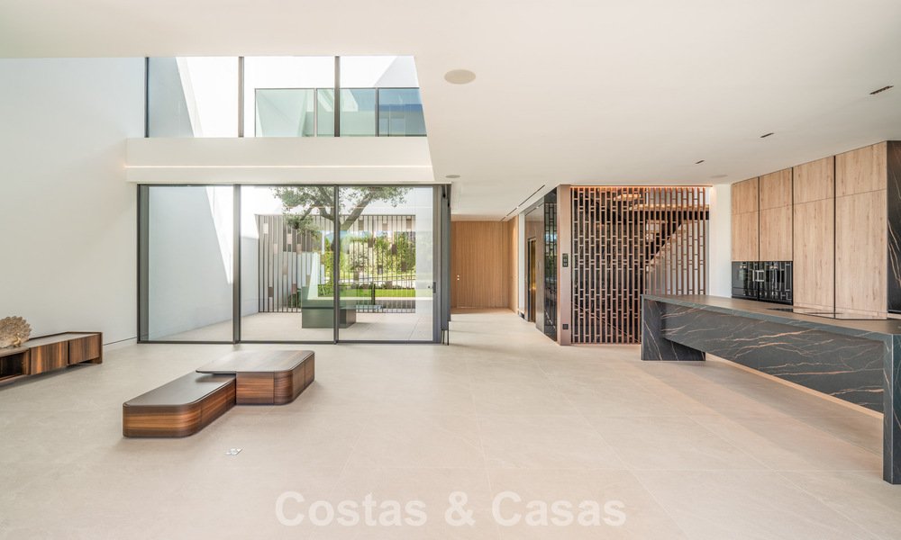 Maison moderne et luxueuse, prête à emménager, à vendre, à la périphérie de Nueva Andalucia et du Golden Mile, Marbella 786026