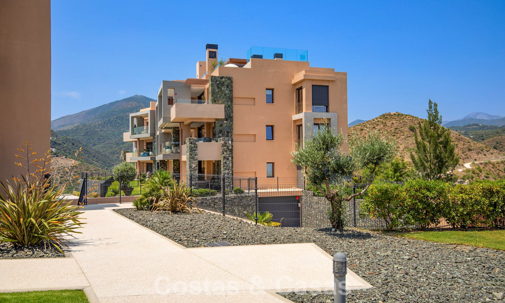 Appartement en rez-de-chaussée avec un immense jardin privé, à vendre dans un complexe de golf à Marbella - Benahavis 785880