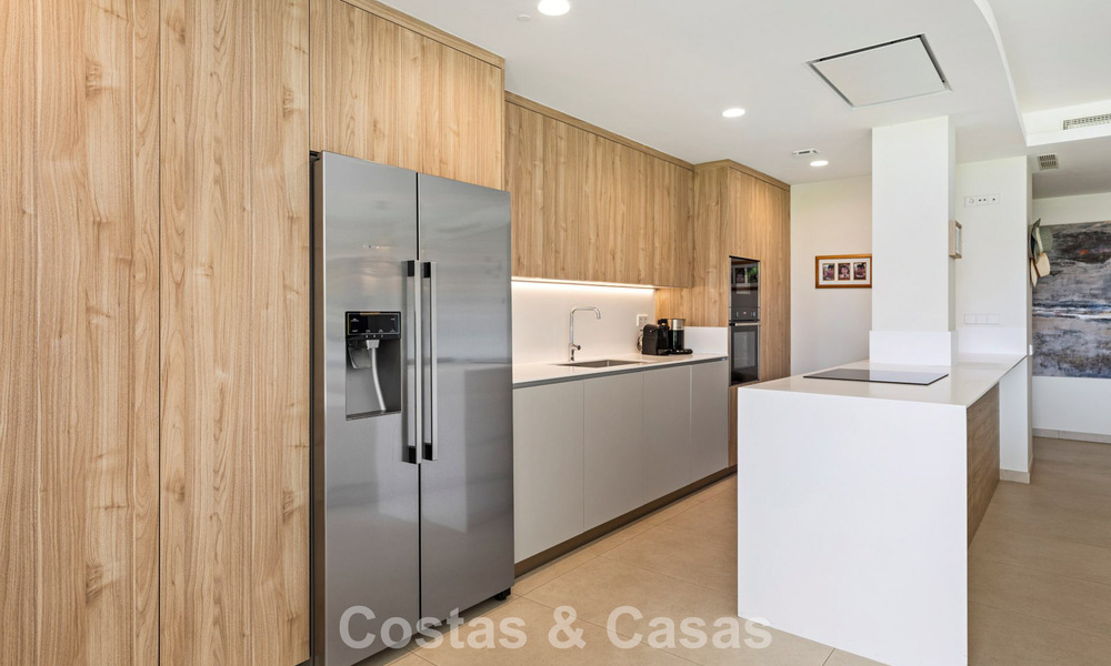 Appartement en rez-de-chaussée avec un immense jardin privé, à vendre dans un complexe de golf à Marbella - Benahavis 785896