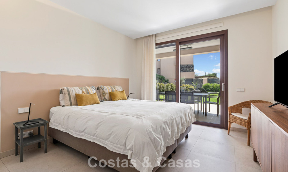Appartement en rez-de-chaussée avec un immense jardin privé, à vendre dans un complexe de golf à Marbella - Benahavis 785902
