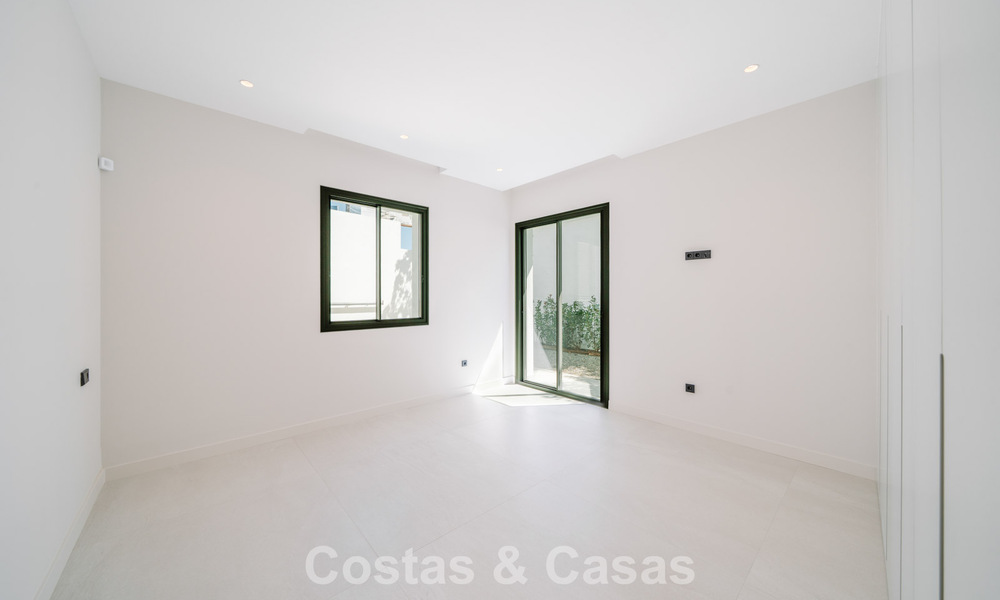 Villa neuve, prête à emménager, à l'architecture contemporaine, à vendre à quelques pas de la plage d'Estepona 786244