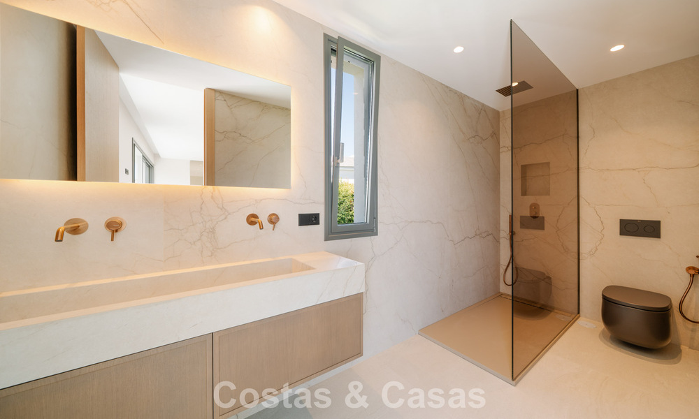 Villa neuve, prête à emménager, à l'architecture contemporaine, à vendre à quelques pas de la plage d'Estepona 786245