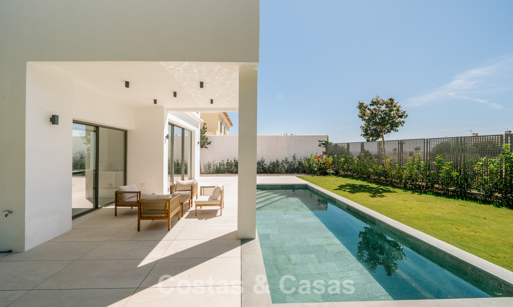 Villa neuve, prête à emménager, à l'architecture contemporaine, à vendre à quelques pas de la plage d'Estepona 786246