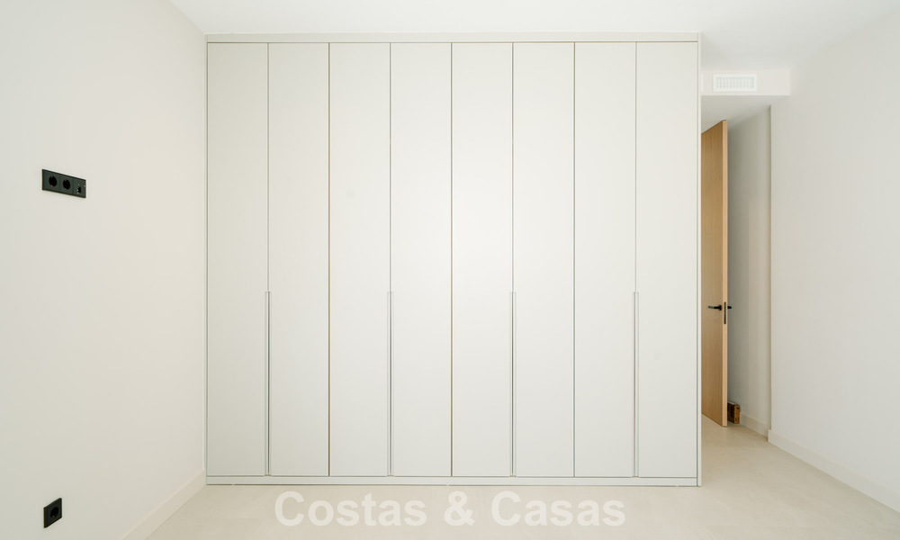 Villa neuve, prête à emménager, à l'architecture contemporaine, à vendre à quelques pas de la plage d'Estepona 786255