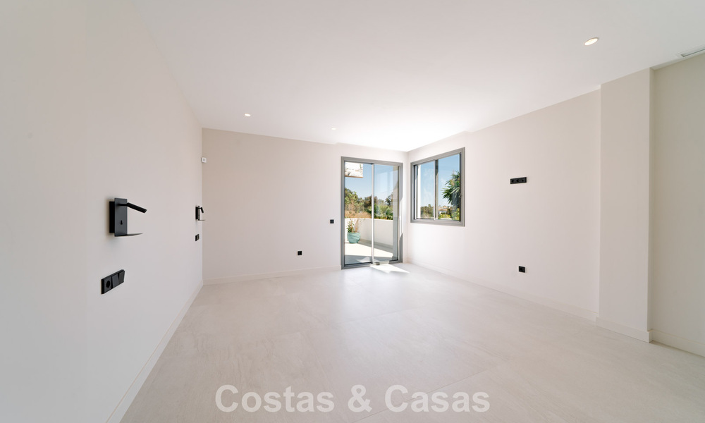 Villa neuve, prête à emménager, à l'architecture contemporaine, à vendre à quelques pas de la plage d'Estepona 786257