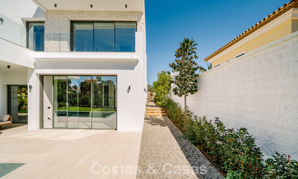 Villa neuve, prête à emménager, à l'architecture contemporaine, à vendre à quelques pas de la plage d'Estepona 786259