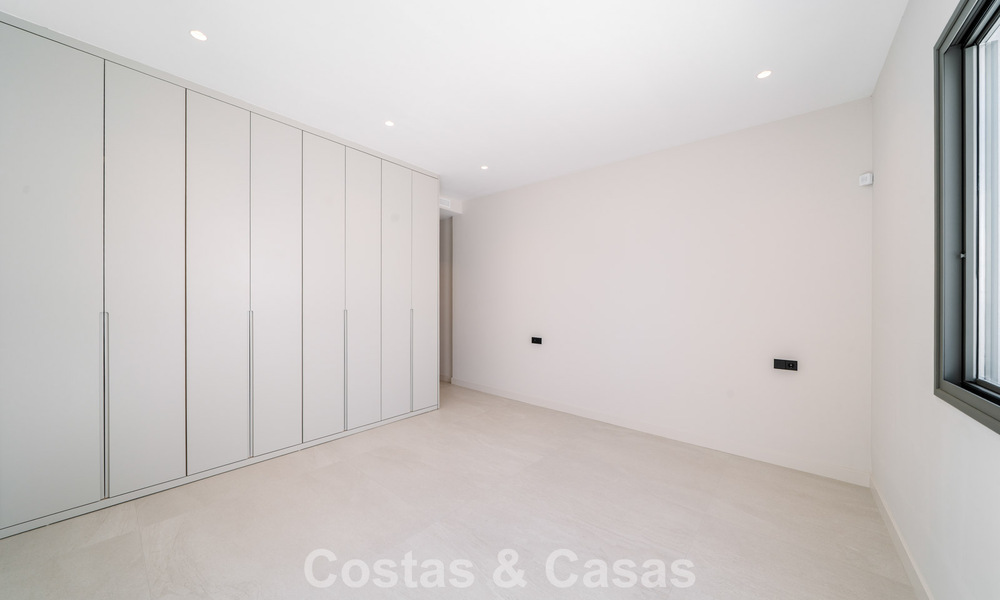 Villa neuve, prête à emménager, à l'architecture contemporaine, à vendre à quelques pas de la plage d'Estepona 786267
