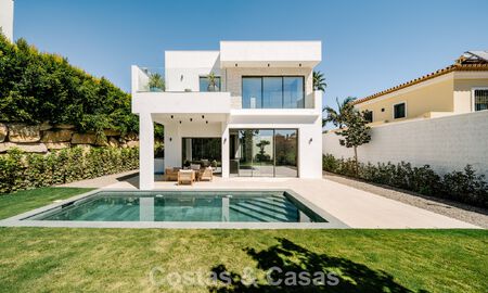 Villa neuve, prête à emménager, à l'architecture contemporaine, à vendre à quelques pas de la plage d'Estepona 786268