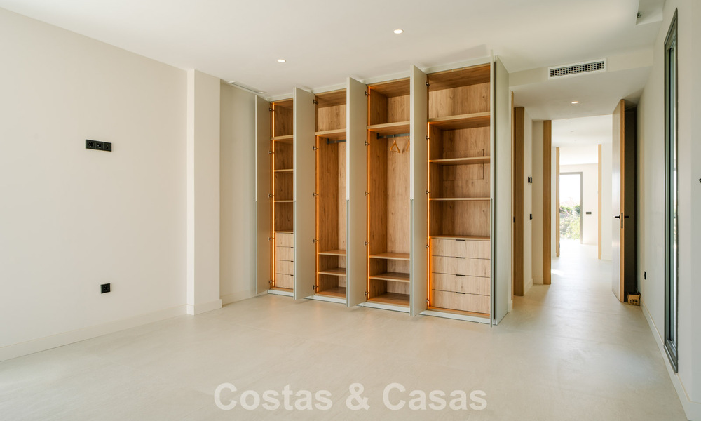 Villa neuve, prête à emménager, à l'architecture contemporaine, à vendre à quelques pas de la plage d'Estepona 786277