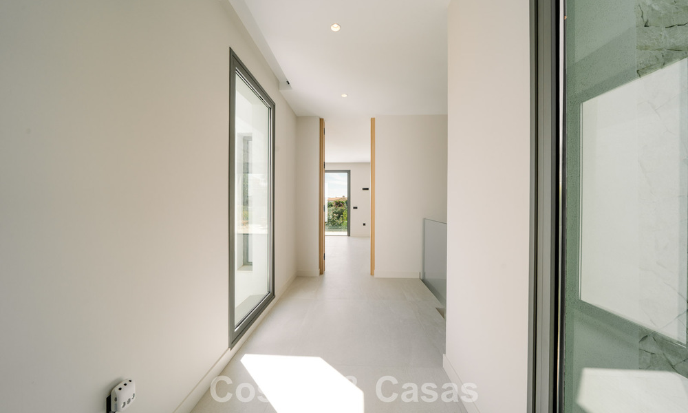Villa neuve, prête à emménager, à l'architecture contemporaine, à vendre à quelques pas de la plage d'Estepona 786295