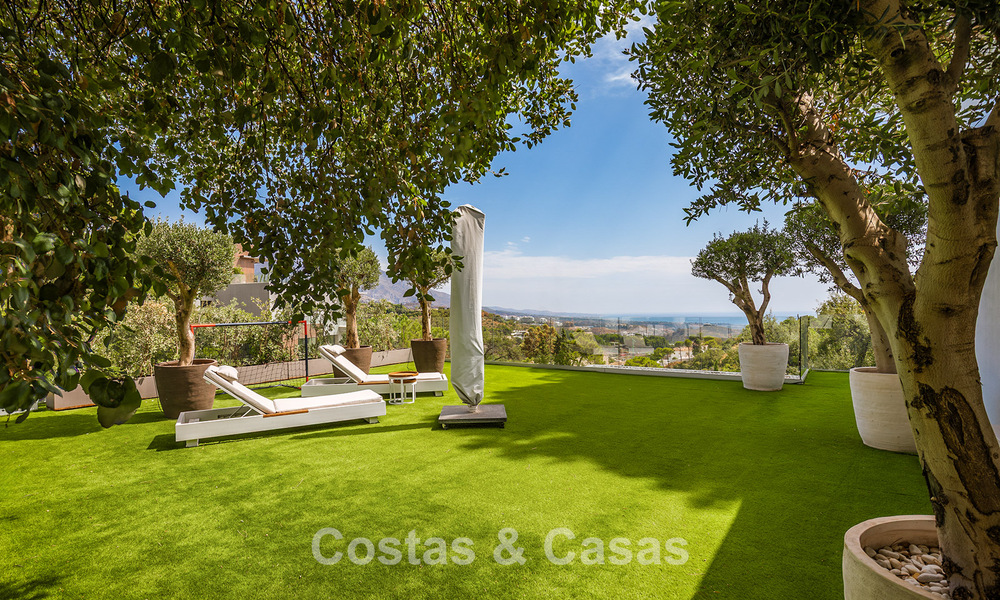 Spacieuse villa avec vue sur la mer et logement d'invités indépendant à vendre à El Madroñal en Benahavis - Marbella 786418