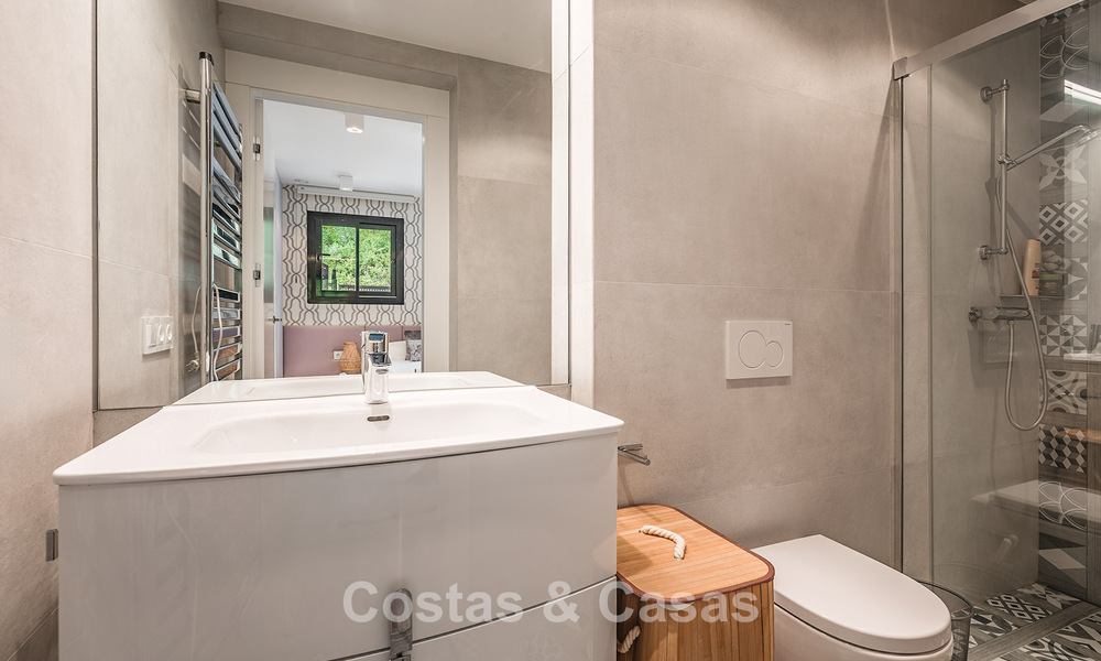 Spacieuse villa avec vue sur la mer et logement d'invités indépendant à vendre à El Madroñal en Benahavis - Marbella 786446