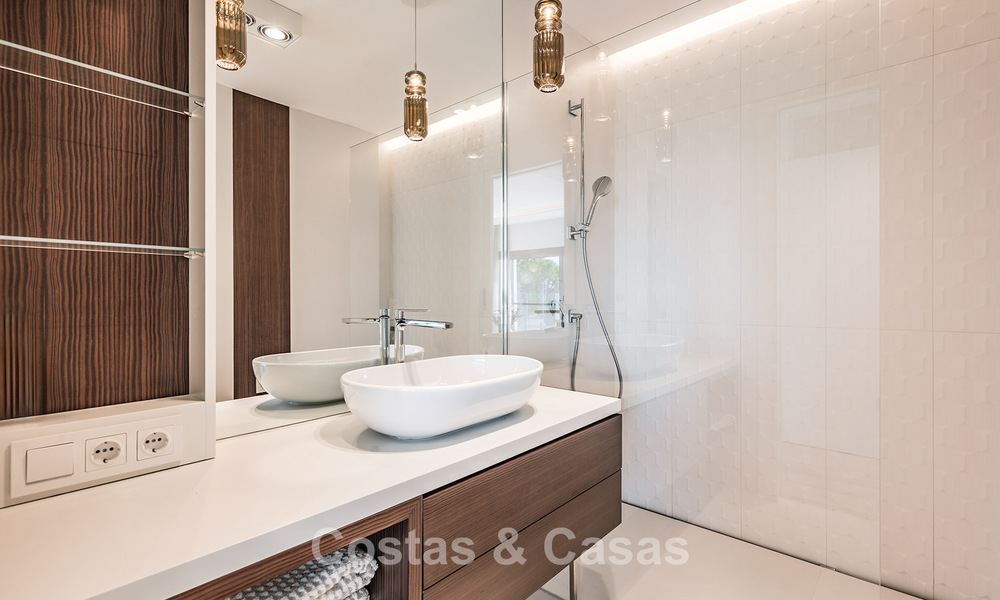 Spacieuse villa avec vue sur la mer et logement d'invités indépendant à vendre à El Madroñal en Benahavis - Marbella 786451