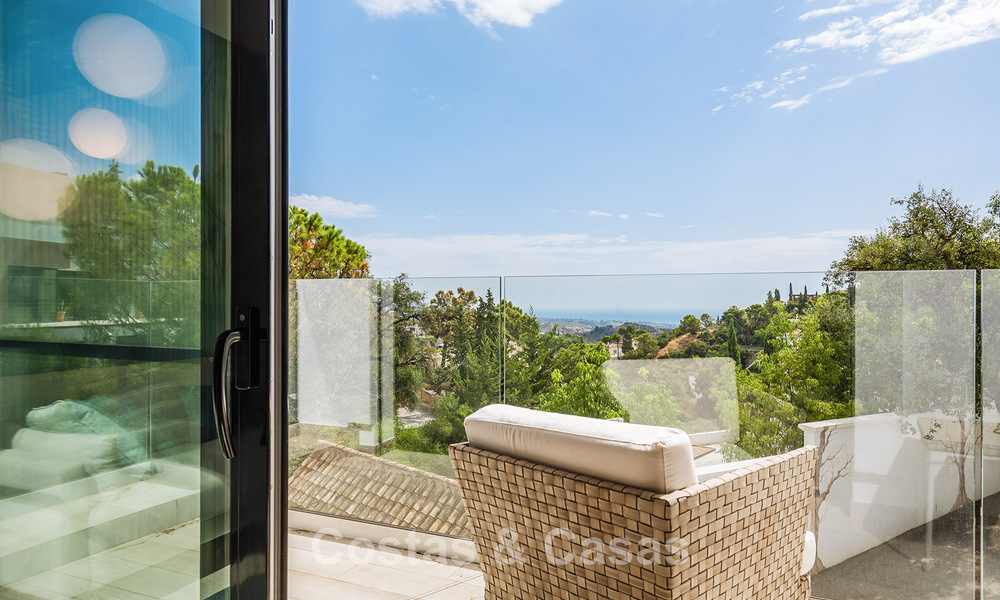 Spacieuse villa avec vue sur la mer et logement d'invités indépendant à vendre à El Madroñal en Benahavis - Marbella 786455
