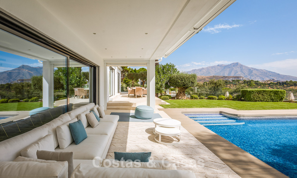 Spacieuse villa avec vue sur la mer et logement d'invités indépendant à vendre à El Madroñal en Benahavis - Marbella 786461