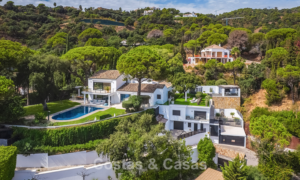 Spacieuse villa avec vue sur la mer et logement d'invités indépendant à vendre à El Madroñal en Benahavis - Marbella 786464