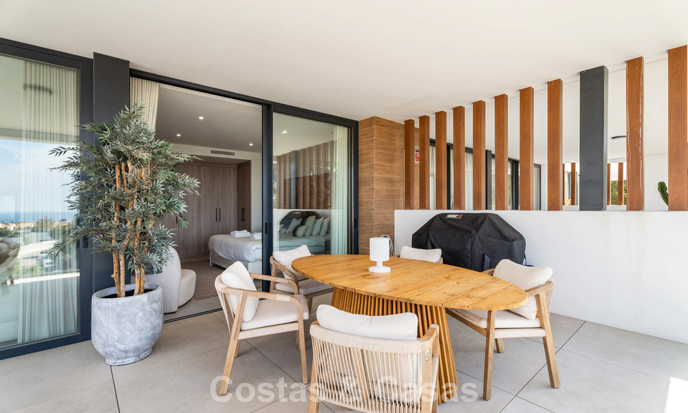 Penthouse en duplex moderniste, prêt à emménager, avec vue sur la mer, à vendre à Marbella Est 786482