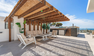 Penthouse en duplex moderniste, prêt à emménager, avec vue sur la mer, à vendre à Marbella Est 786484 