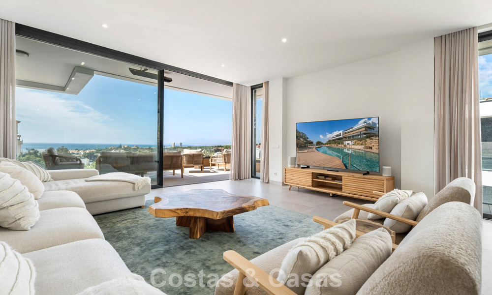 Penthouse en duplex moderniste, prêt à emménager, avec vue sur la mer, à vendre à Marbella Est 786486