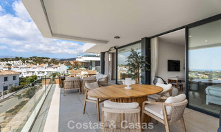 Penthouse en duplex moderniste, prêt à emménager, avec vue sur la mer, à vendre à Marbella Est 786488 