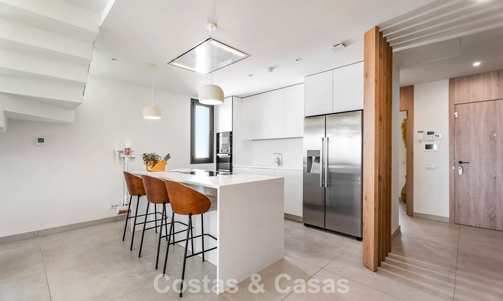 Penthouse en duplex moderniste, prêt à emménager, avec vue sur la mer, à vendre à Marbella Est 786491