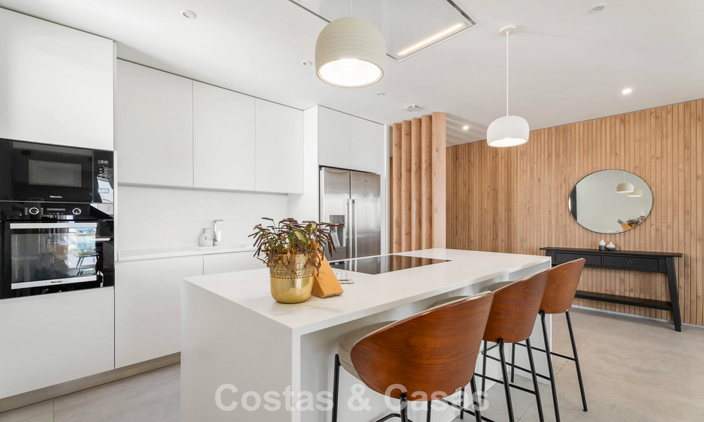 Penthouse en duplex moderniste, prêt à emménager, avec vue sur la mer, à vendre à Marbella Est 786492