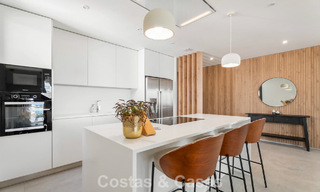 Penthouse en duplex moderniste, prêt à emménager, avec vue sur la mer, à vendre à Marbella Est 786492 