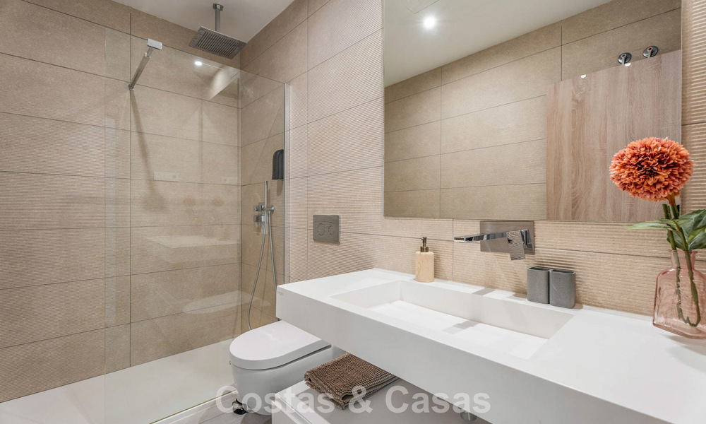 Penthouse en duplex moderniste, prêt à emménager, avec vue sur la mer, à vendre à Marbella Est 786495