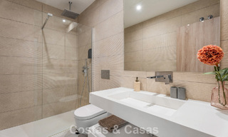 Penthouse en duplex moderniste, prêt à emménager, avec vue sur la mer, à vendre à Marbella Est 786495 