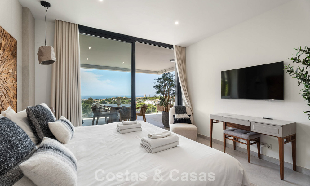 Penthouse en duplex moderniste, prêt à emménager, avec vue sur la mer, à vendre à Marbella Est 786497