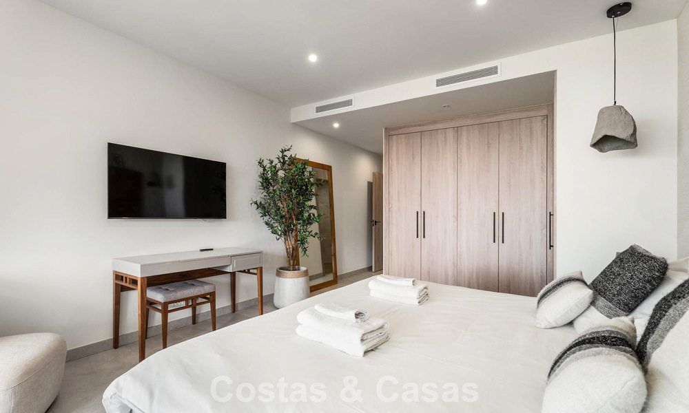 Penthouse en duplex moderniste, prêt à emménager, avec vue sur la mer, à vendre à Marbella Est 786498