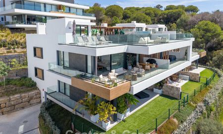 Penthouse en duplex moderniste, prêt à emménager, avec vue sur la mer, à vendre à Marbella Est 786501