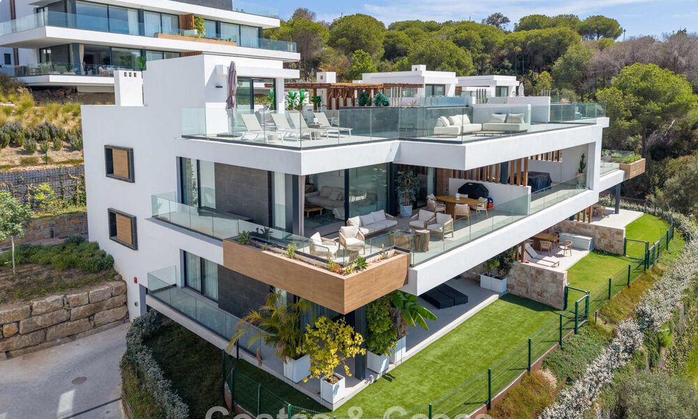 Penthouse en duplex moderniste, prêt à emménager, avec vue sur la mer, à vendre à Marbella Est 786501