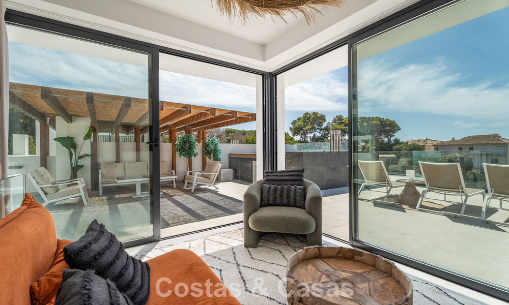 Penthouse en duplex moderniste, prêt à emménager, avec vue sur la mer, à vendre à Marbella Est 786506