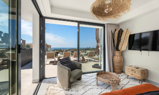 Penthouse en duplex moderniste, prêt à emménager, avec vue sur la mer, à vendre à Marbella Est 786507 