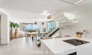Penthouse en duplex moderniste, prêt à emménager, avec vue sur la mer, à vendre à Marbella Est 786509 