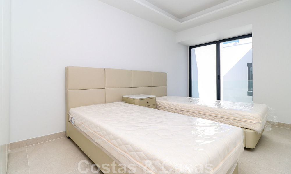 Maison moderniste, prête à emménager, avec vue sur la mer, à vendre, à quelques minutes à pied du centre-ville d'Estepona 786299