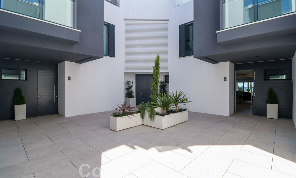 Maison moderniste, prête à emménager, avec vue sur la mer, à vendre, à quelques minutes à pied du centre-ville d'Estepona 786305