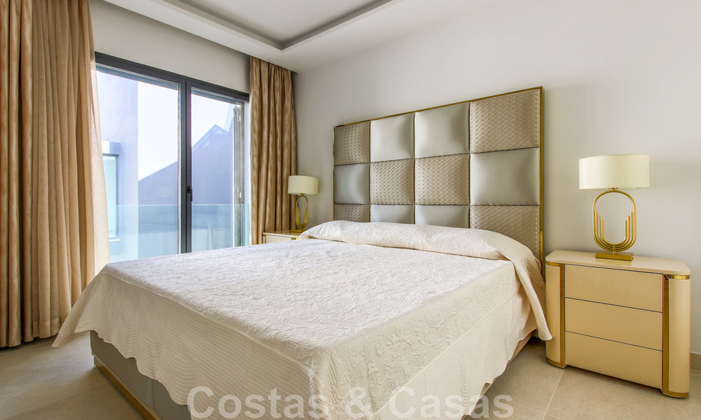 Maison moderniste, prête à emménager, avec vue sur la mer, à vendre, à quelques minutes à pied du centre-ville d'Estepona 786316