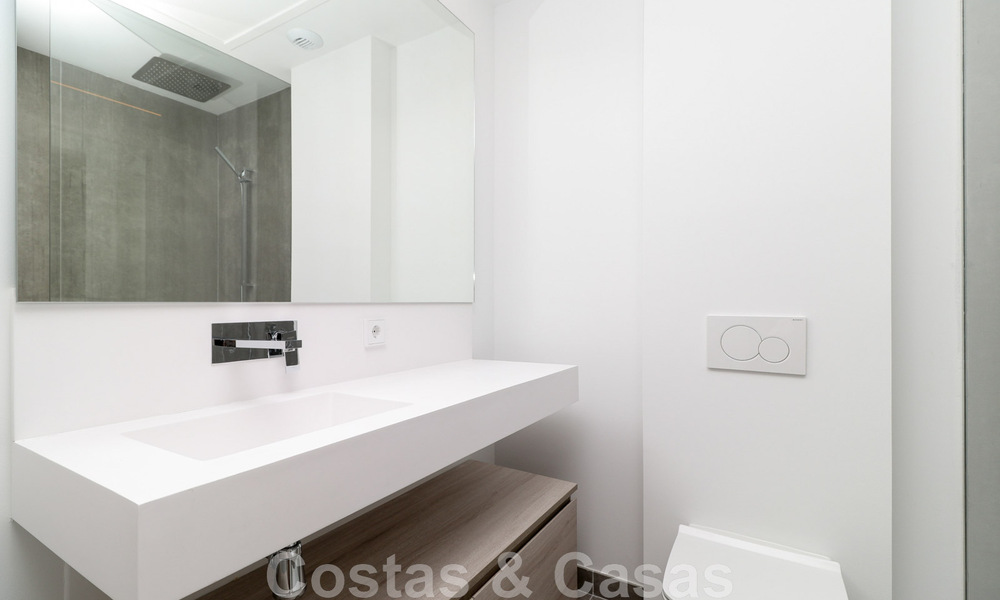 Maison moderniste, prête à emménager, avec vue sur la mer, à vendre, à quelques minutes à pied du centre-ville d'Estepona 786332