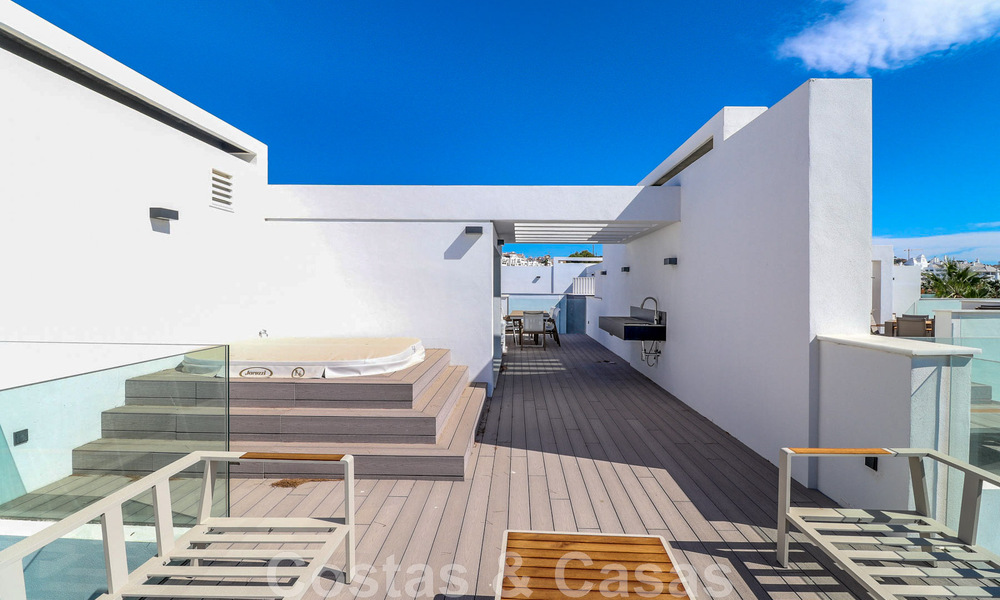 Maison moderniste, prête à emménager, avec vue sur la mer, à vendre, à quelques minutes à pied du centre-ville d'Estepona 786337