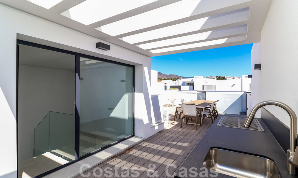 Maison moderniste, prête à emménager, avec vue sur la mer, à vendre, à quelques minutes à pied du centre-ville d'Estepona 786338
