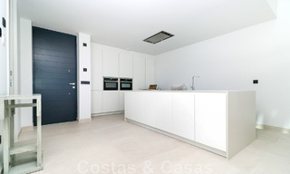 Maison moderniste, prête à emménager, avec vue sur la mer, à vendre, à quelques minutes à pied du centre-ville d'Estepona 786346 