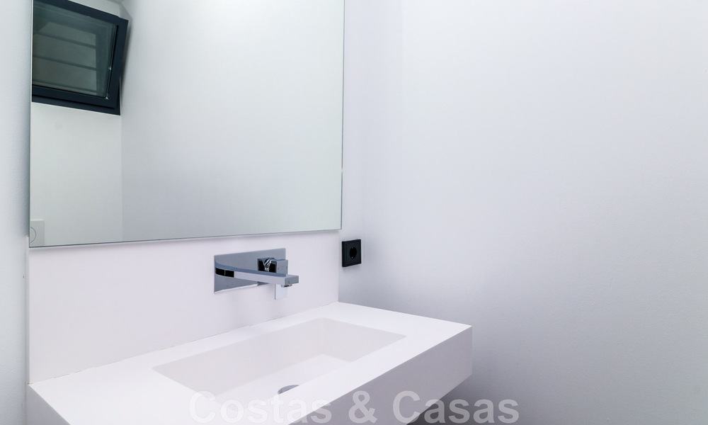 Maison moderniste, prête à emménager, avec vue sur la mer, à vendre, à quelques minutes à pied du centre-ville d'Estepona 786347