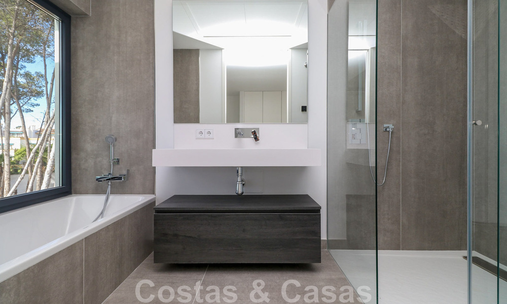 Maison moderniste, prête à emménager, avec vue sur la mer, à vendre, à quelques minutes à pied du centre-ville d'Estepona 786351