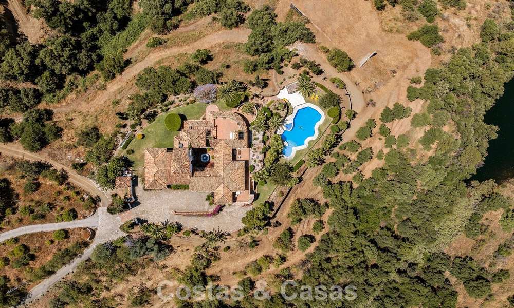 Finca espagnole traditionnelle à vendre dans un écrin de verdure au bord du lac d'Istan, près de Marbella, Costa del Sol 786603