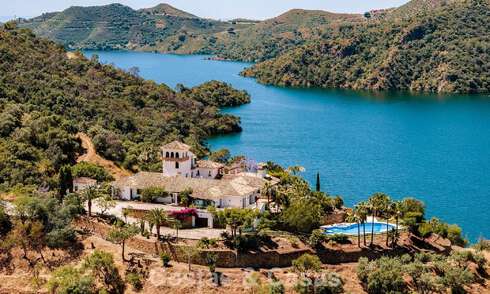 Finca espagnole traditionnelle à vendre dans un écrin de verdure au bord du lac d'Istan, près de Marbella, Costa del Sol 786604
