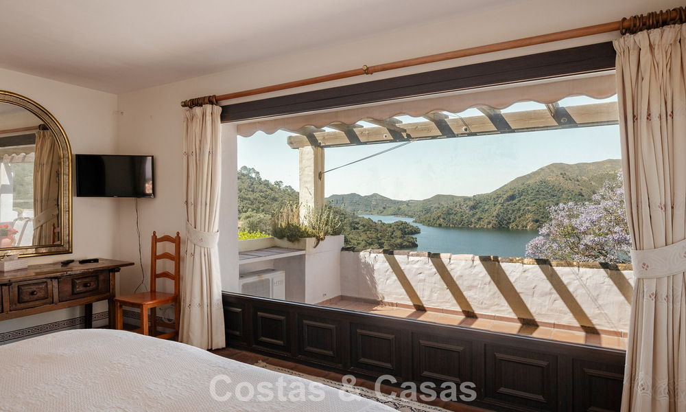 Finca espagnole traditionnelle à vendre dans un écrin de verdure au bord du lac d'Istan, près de Marbella, Costa del Sol 786610