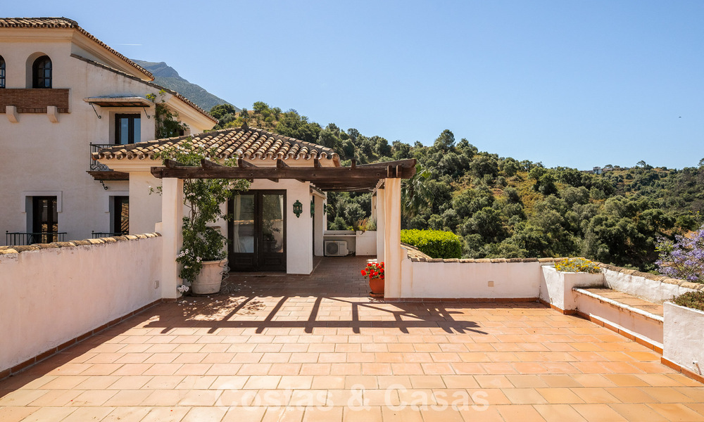 Finca espagnole traditionnelle à vendre dans un écrin de verdure au bord du lac d'Istan, près de Marbella, Costa del Sol 786612